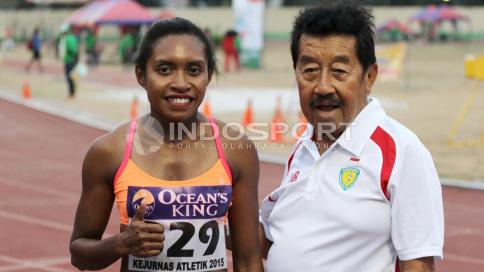 Juara pertama 100 meter putri, Serafi Anelis Unani (kiri) berfoto bersama Ketua Umum PB PASI Mohamad Bob Hasan. - INDOSPORT